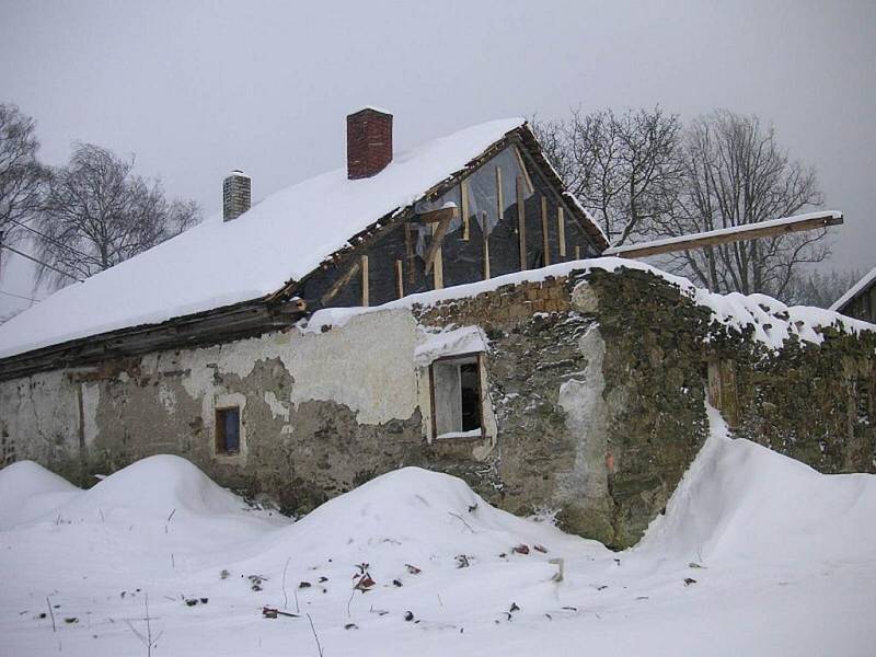 Stará vesnická chalupa se změnila v Chodskou strážnici. Z rekonstrukce.