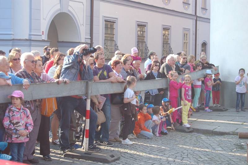 Ze stavění májky na domažlickém náměstí.