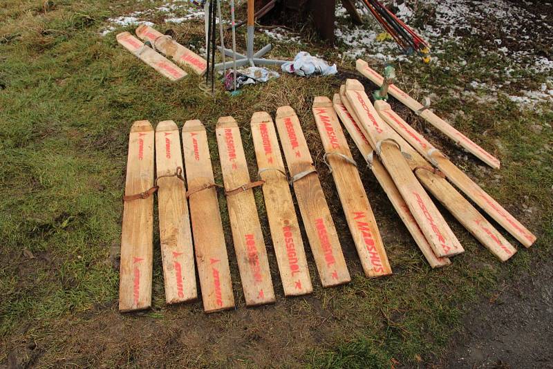 Memoriál umělého kloubu. Recesistického biatlonového závodu  se v neděli zúčastnila i dvojnice olympijské medailistky  Veroniky Vítkové, v Chodově brala ve štafetě zlato.