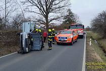 K nehodě automobilu vyjížděly ve čtvrtek před polednem všechny záchranné složky nedaleko Horšovského Týna.