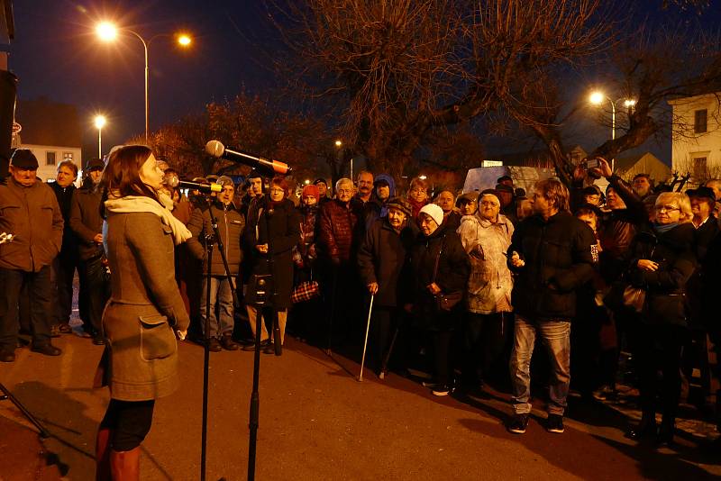 Vernisáž odhalila Pamětní desku na budově MKS Modrá hvězda ve Kdyni.