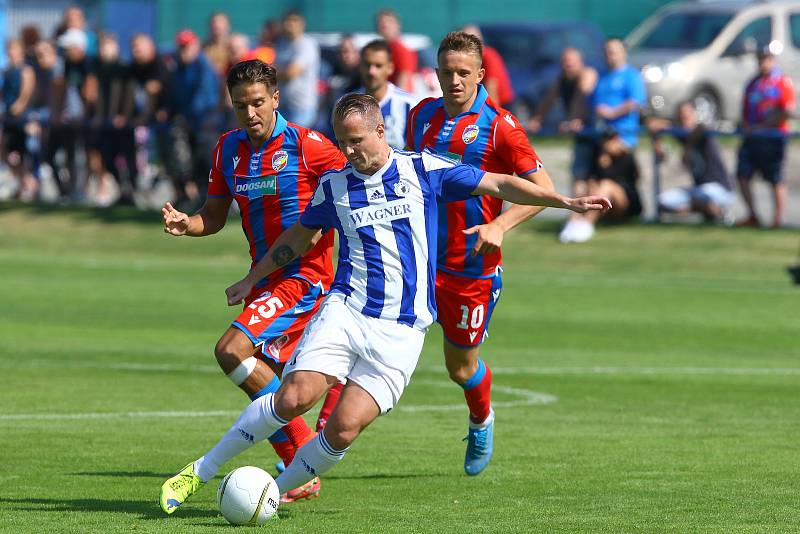 Fotbalisté Domažlic (na archivním snímku hráči v modrobílých dresech) prohráli na hřišti Benešova 3:5.