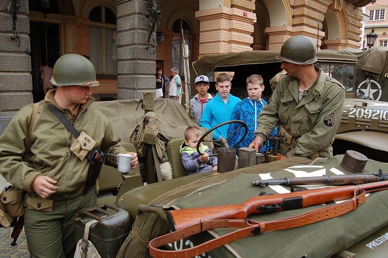 Vojenská technika 16. obrněné divize Liberty Run na domažlickém náměstí.