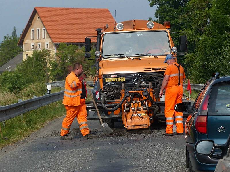 Silničáři dnes opravovali komunikaci v Novém Dvoře.