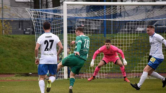 FORTUNA ČFL, skupina A: TJ Jiskra Domažlice (na snímku fotbalisté v bílomodrých dresech) - Bohemians Praha 1905 B 2:0.