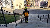 Dobrovolní hasiči opět dezinfikovali veřejné prostory.