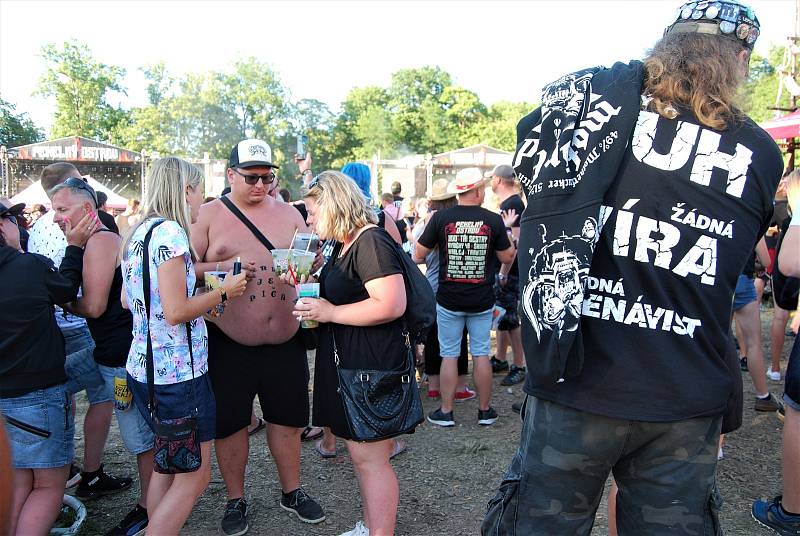 Největšími taháky třetího dne holýšovského festivalu Pekelný ostrov byly bezesporu Tři sestry, němečtí U.D.O. nebo kapela Harlej. Velký ohlas sklidil i všestranný umělec Jaroslav Uhlíř. Jako jeden z mála českých hudebních festivalů se Pekelný ostrov zaměř