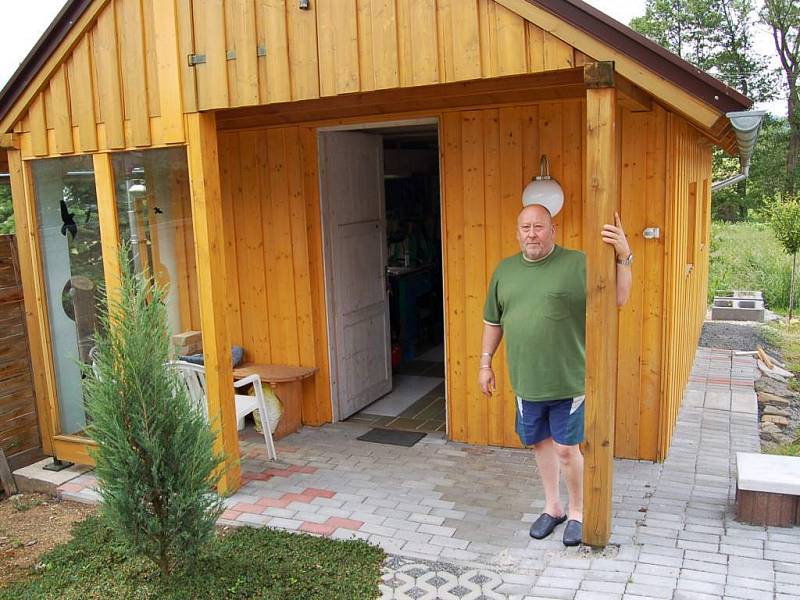 Güther Höfler se pře se sousedem o část pozemku a zahradní kolnu.