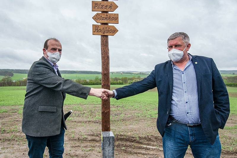 Hraniční kámen se nacházejí v místě, kde se láme katastr Staňkova a Holýšova.