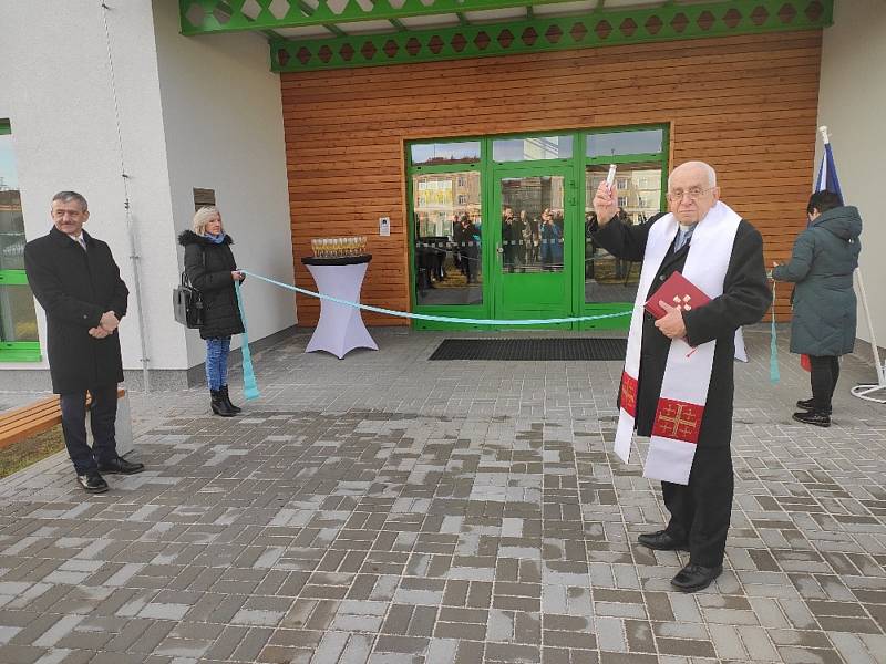 Moderní a bezbariérová budova mateřské školy v Petrovické ulici navýší kapacitu domažlických školek o osmačtyřicet míst. V objektu najde zázemí pětasedmdesát dětí.