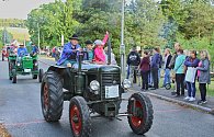 Devatenáctý ročník v couvání traktorem kolem návsi vyhrál místní Radek Němeček. Putovní pohár tak zůstal doma.