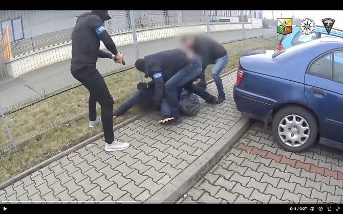 Policie zadržela třicetiletého muže, který nastražil v Horšovském Týně výbušný systém.