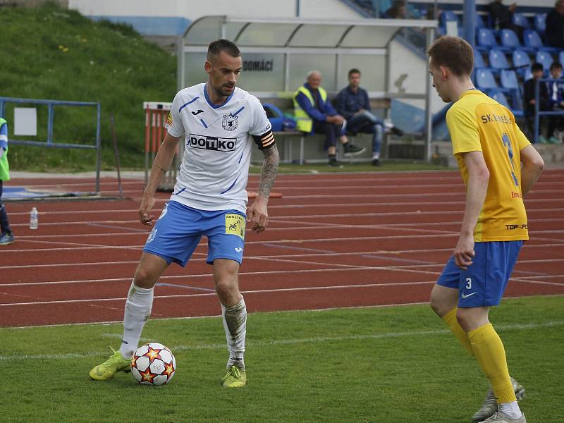 24. kolo FORTUNA ČFL, skupina A: TJ Jiskra Domažlice (bílí) - Benešov 2:0.