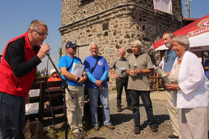 Ze setkání turistů na Čerchově, při kterém si připomněli 110 let Kurzovy věže.