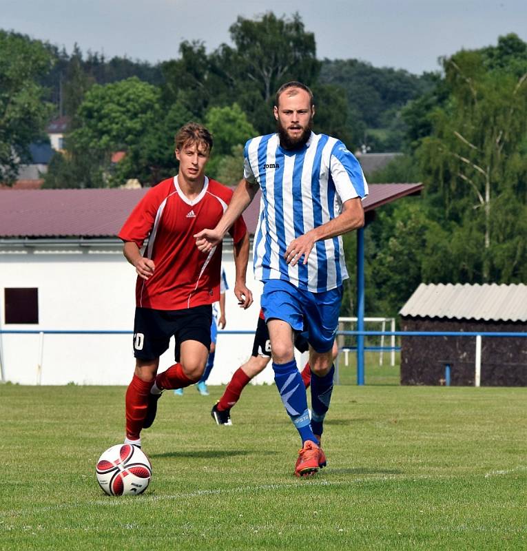 Fotbalisté Staňkova (na archivním snímku hráči v modrobílých dresech) čeká bitva podzimu - okresní derby s Holýšovem. Uspějí?