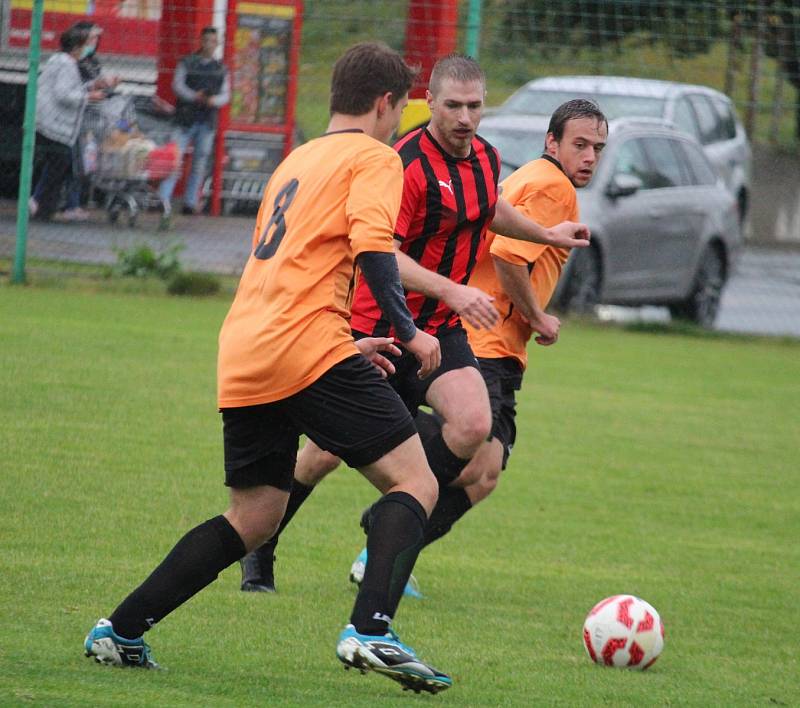 Fotbalová IV. třída: Dynamo Horšovský Týn B (v oranžovém) - Sokol Hlohová (v červeném) 2:4.