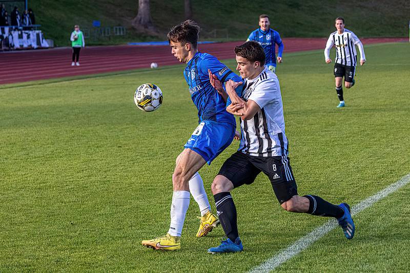 15. kolo FORTUNA ČFL, skupina A: TJ Jiskra Domažlice (na snímku fotbalisté v modrých dresech) - FK Admira Praha 1:1 (0:1).