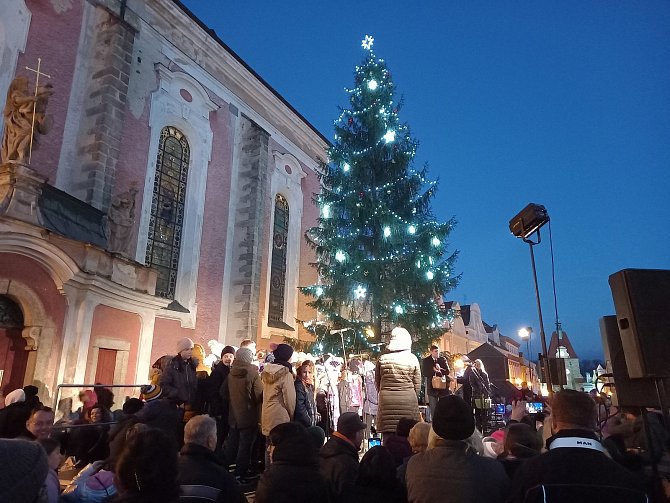 Vánoční strom v Domažlicích v roce 2022.
