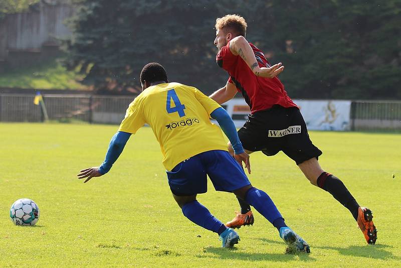 SK Rakovník  (ve žlutém) dobře začal, vedl 2:0, ale po obratu slavily Domažlice výhru 4:3.