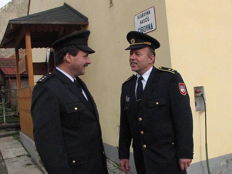 Martinská pouť v Nevolicích - svěcení praporu. Václav Kůstka (vlevo) a Petr Ouřada.