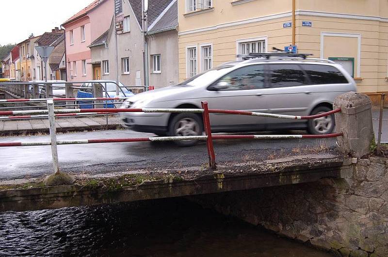 Z průběhu výstavby nového mostu v ulici Npor. O. Bartoška v Domažlicích.