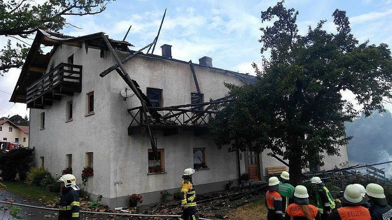 Hasiči z Domažlicka pomáhali německým kolegům v boji s požárem zemědělské usedlosti