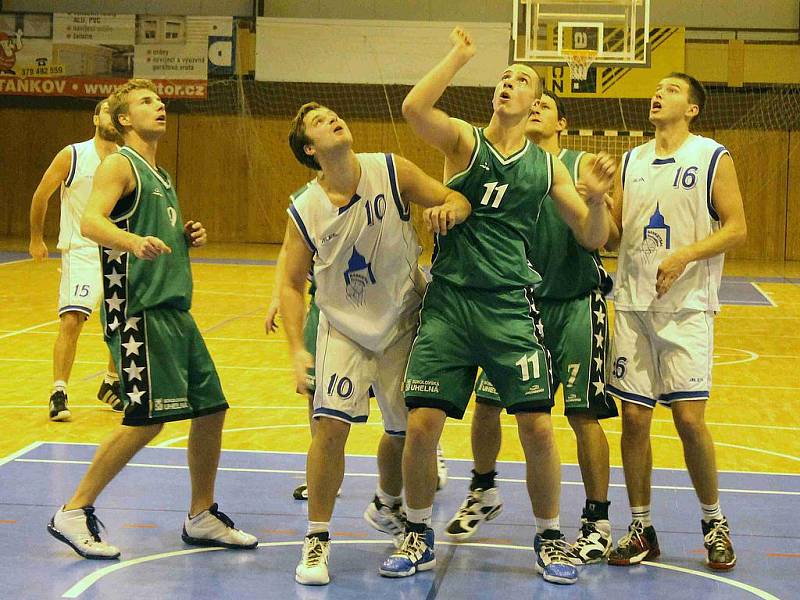 Z utkání basketbalistů Jiskry Domažlice s BK Sokolov.