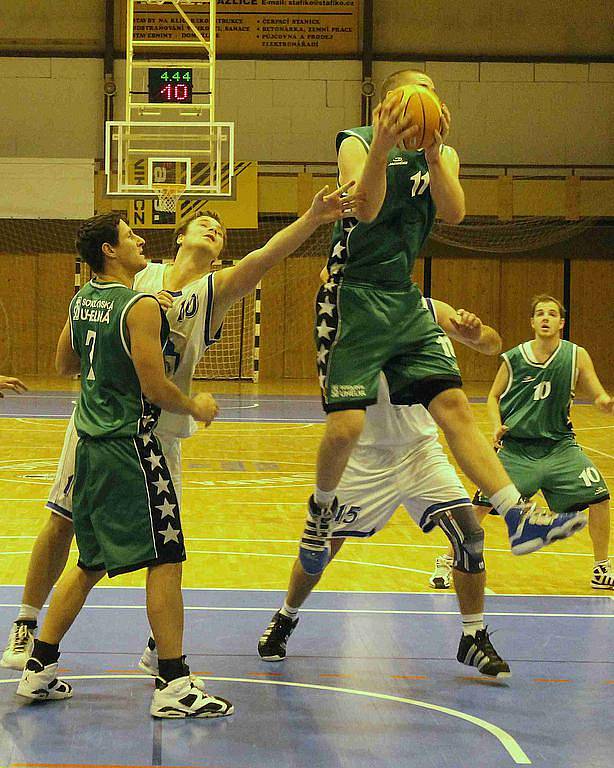 Z utkání basketbalistů Jiskry Domažlice s BK Sokolov.