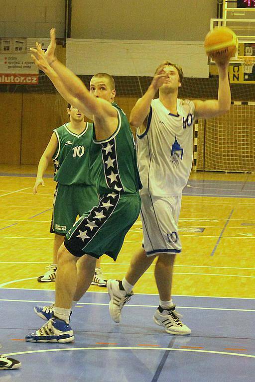 Z utkání basketbalistů Jiskry Domažlice s BK Sokolov.