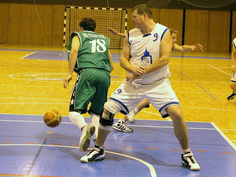 Z utkání basketbalistů Jiskry Domažlice s BK Sokolov.