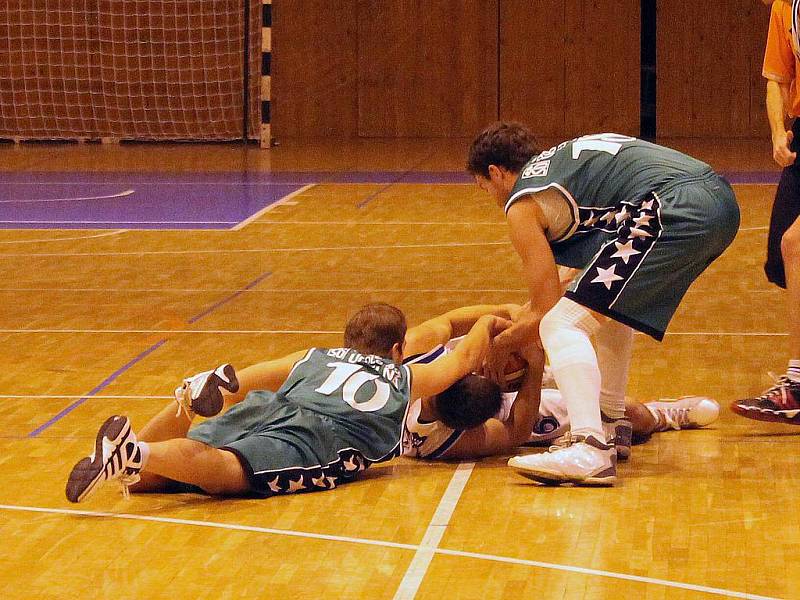 Z utkání basketbalistů Jiskry Domažlice s BK Sokolov.