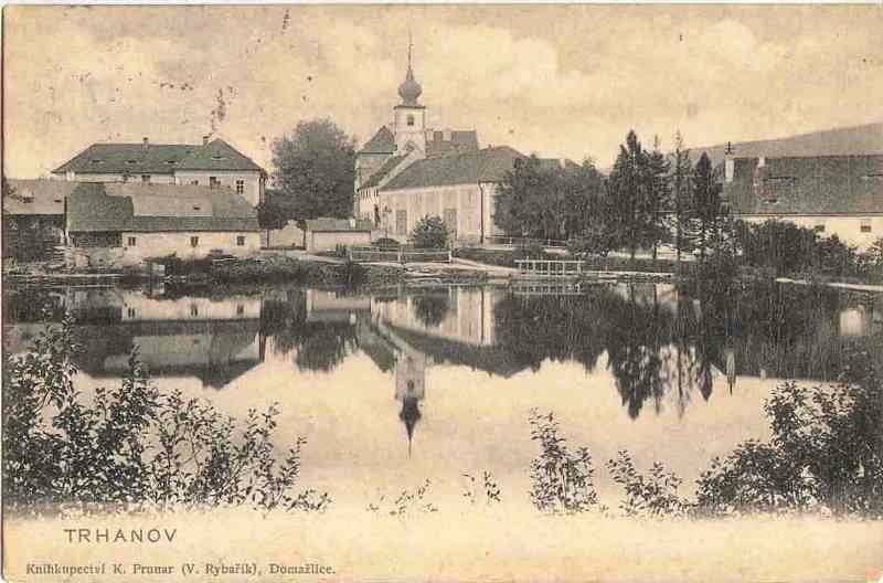 Často se na pohlednicích nebo fotografiích objevuje trhanovský zámek. Nechybějí ani snímky mapující proměnu obce.