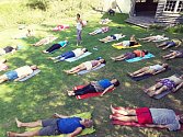 Cvičení ze zúčastnili děti i dospělí. Odpočinuli si při józe a meditaci.