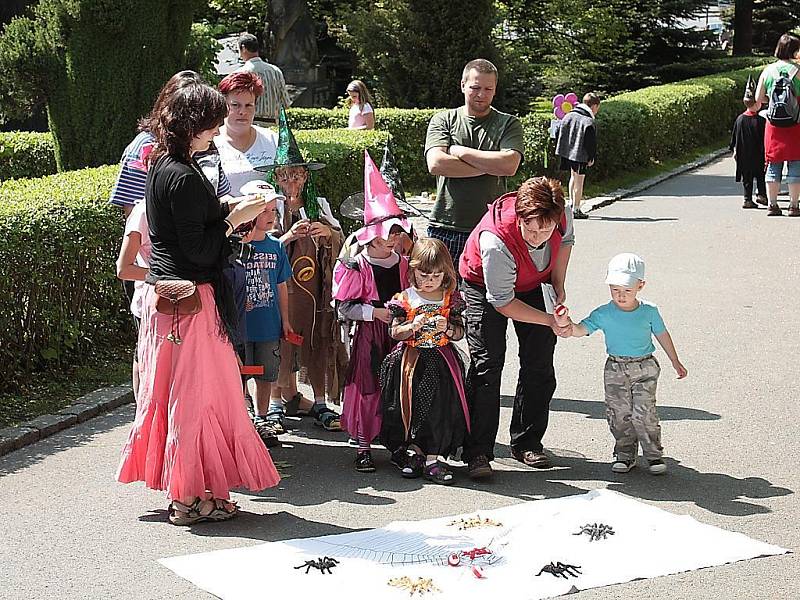 Z čarodějnického sletu. Těm nejmenším se líbilo strefování se míčky do pavouků.