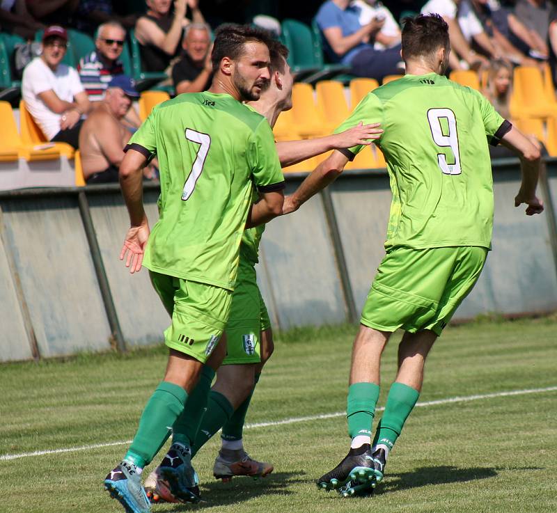 6. kolo FORTUNA ČFL, skupina A: FK Loko Vltavín (zelení) - Jiskra Domažlice (modří) 2:2.