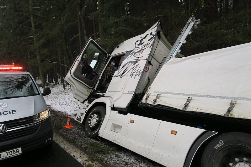 Řidič kamionu při míjení s protijedoucím vozidlem najel na nezpevněnou krajnici