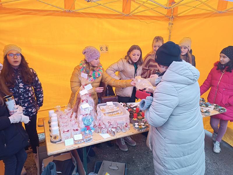 Základní škola Staňkov a Dětský domov Staňkov po dvouleté covidové pauze v neděli znovu uspořádaly tradiční školní vánoční trhy.