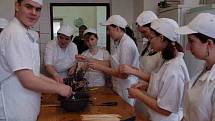 Zabijačkové speciality se učili připravovat budoucí kuchaři z SOŠ a SOU v Horšovském Týně. 