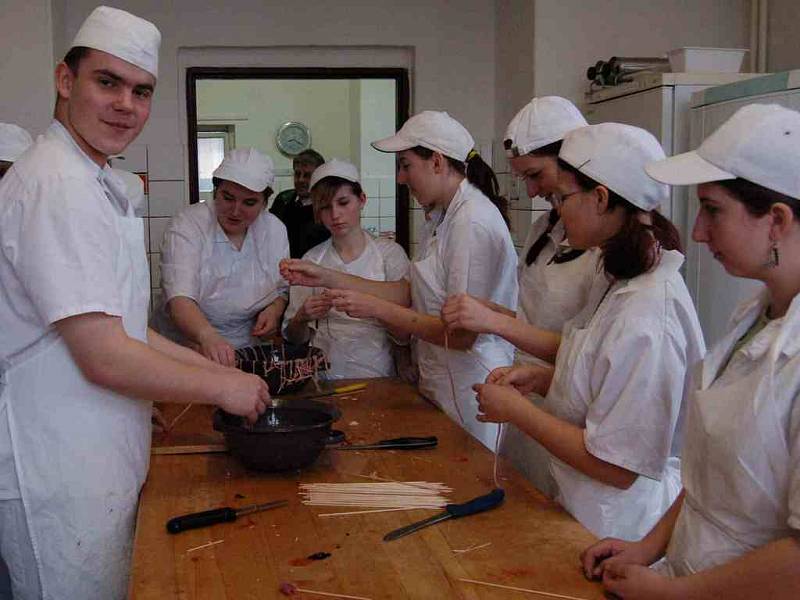 Zabijačkové speciality se učili připravovat budoucí kuchaři z SOŠ a SOU v Horšovském Týně. 