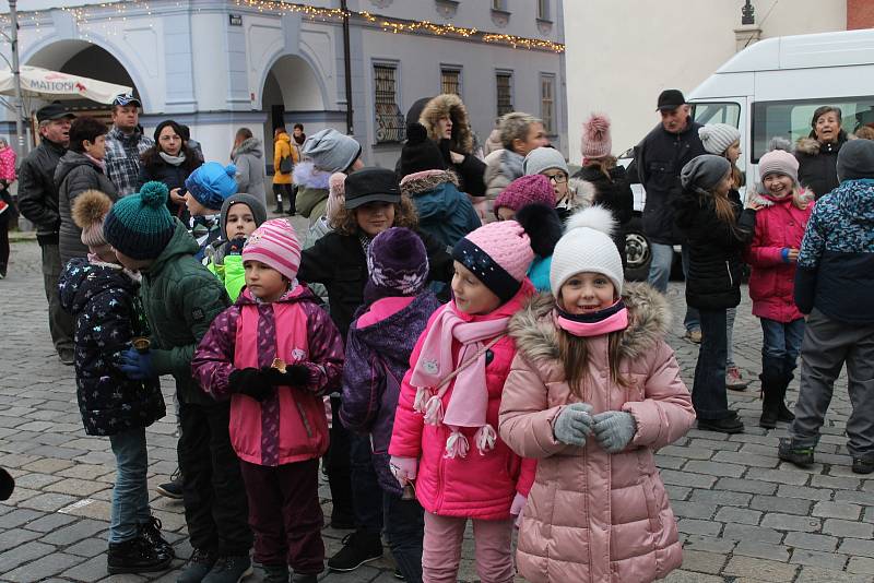 Zpívání koled u stromečku a jeho rozsvícení na domažlickém náměstí.