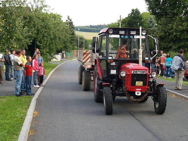Couvání traktorů v Libkově.