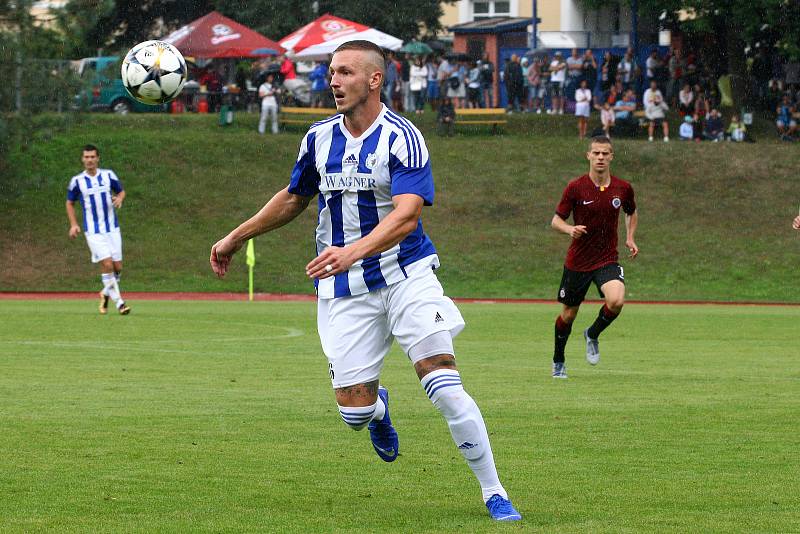 Fotbalisté Domažlic (na archivním snímku hráči v modrobílých dresech) prohráli na hřišti Benešova 3:5.