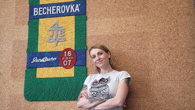 Háčkuje, drhá, korálkuje. Nyní Eva Chmelíková překvapila obří lahví becherovky, kterou tvořila z příze na zeď.