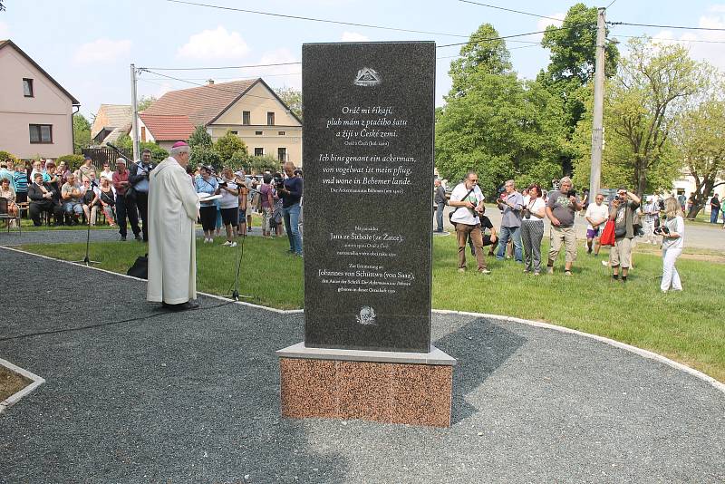 ODHALENÍ PAMÁTNÍKU se uskutečnilo v sobotu za přítomnosti českých i německých rodáků ze Šitboře.Foto: Deník/Jiří Studnička