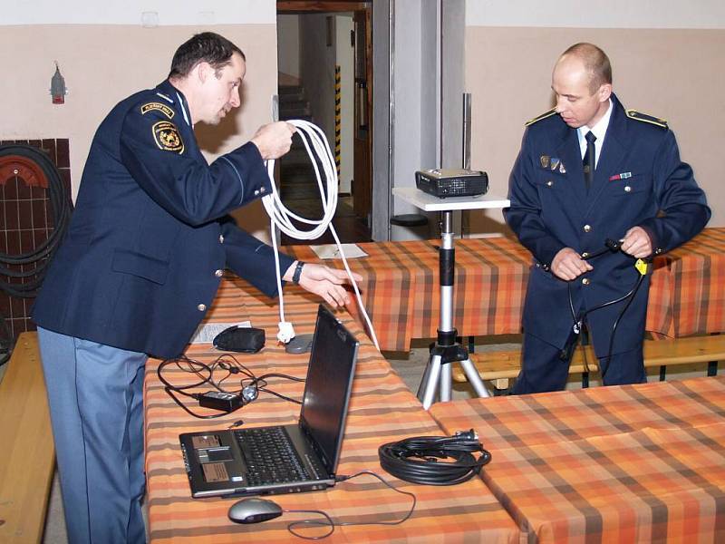 Bratři Václav a Petr Ponocní (zleva) připravují audiovizuální techniku