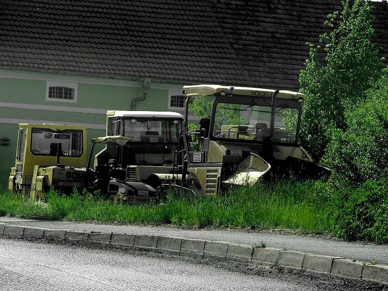Silnice mezi Semošicemi a Vránovem dnes (7. května) kolem 16. hodiny. Stroje odpočívají.