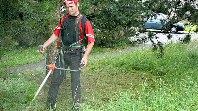 Zaměstnanec MTBS Holýšov seká trávu na sídlišti Pod Makovým vrchem. Někteří občané si za odměnu od radnice trávu sekají sami. „Na ten zbytek jsme tu my,“ říká Spurný.