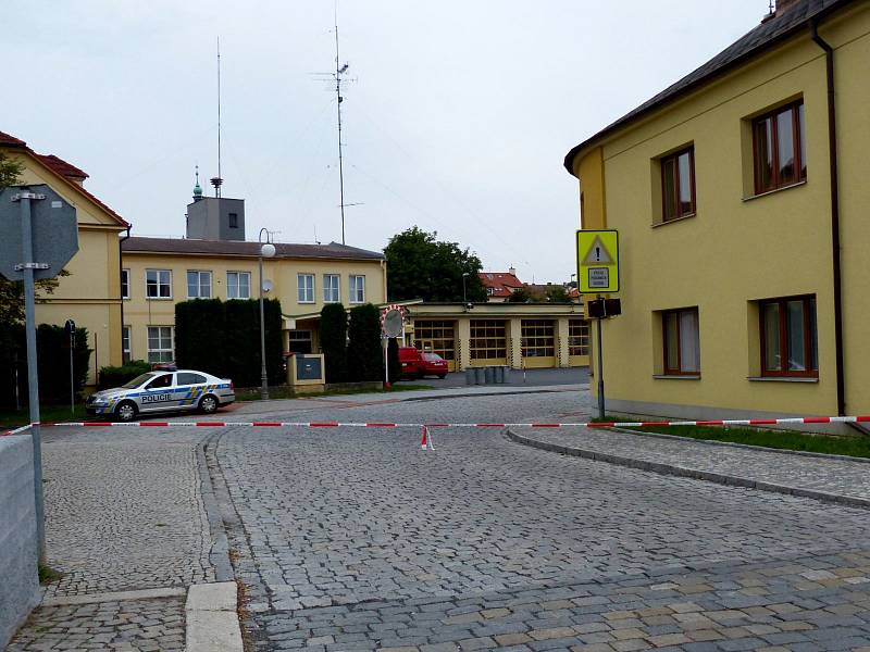 Přístup do Břetislavovy ulice k sídlu domažlických profesionálních hasičů je znemožněn.