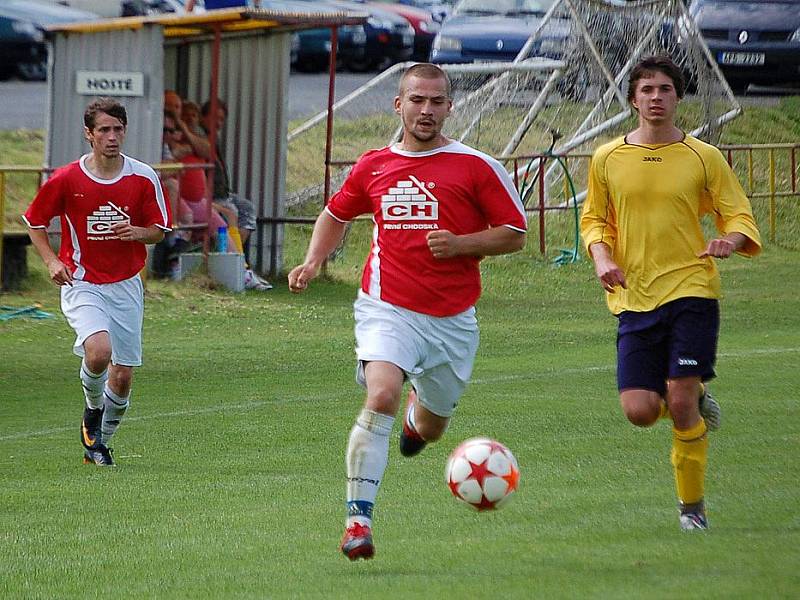 KLENČÍ PORAZILO KRCHLEBY a je stále ve hře o baráž na postup do I. A třídy. Na snímku v červenobílém Vojtěch Mifek. 