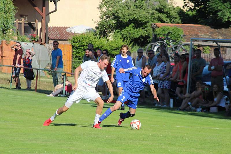 Přátelský zápas na oslavu 55 let herce Ivana Trojana v Krchlebech: šKrchlebský samet - Real Top Praha 6:10.